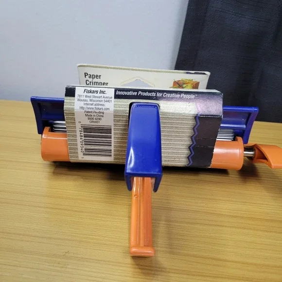 Fiskars Blue & Orange Paper Crimper - Paper Craft Tool - Picture 3 of 4